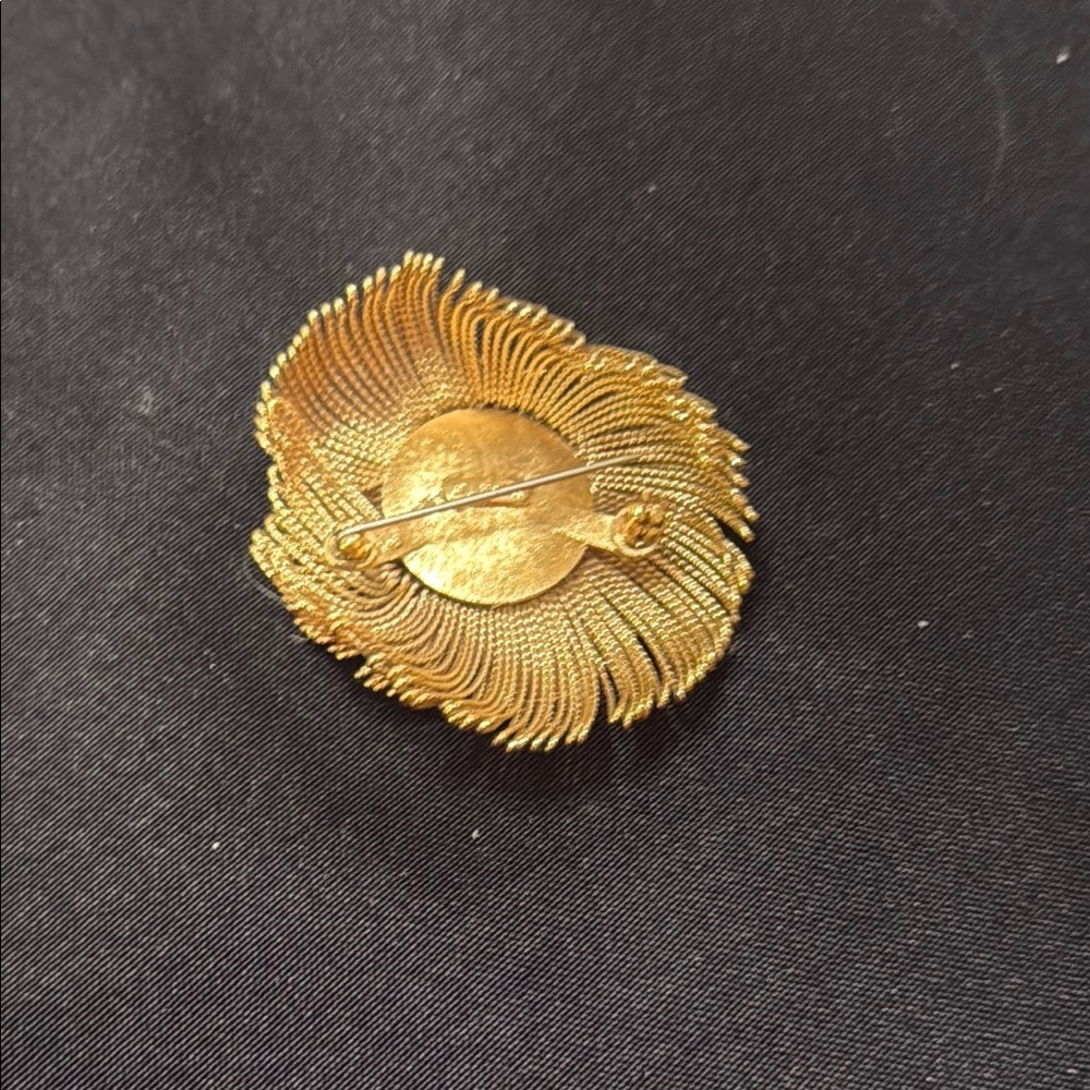 Elegant Gold Floral Brooch - Picture 2 of 3